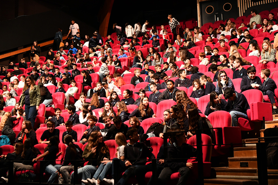 Des collègiens pendant le concert - Agrandir l'image (fenêtre modale)