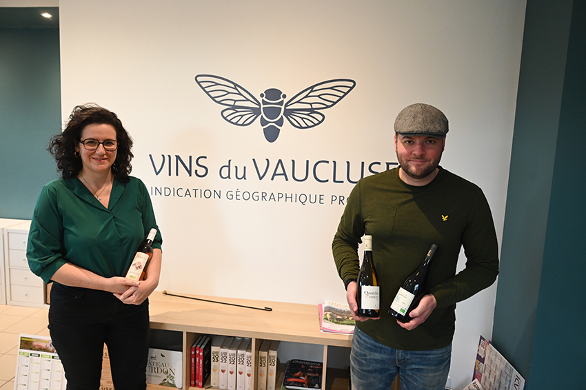 Alice Delhome, contrôleur qualité et Mladen Grumic, Directeur du syndicat des « vins de Vaucluse » - Agrandir l'image (fenêtre modale)