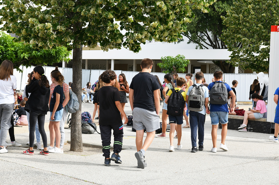 Des collègiens devant l'entrée du collège