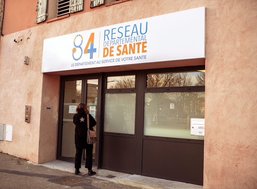 La façade du centre départemental de santé de Sorgues - Agrandir l'image (fenêtre modale)