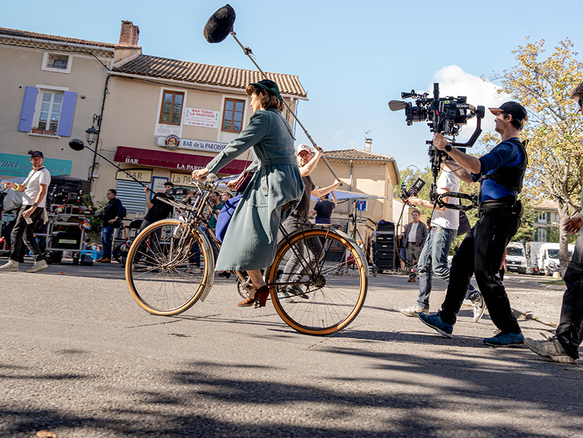 Une femme sur un vélo