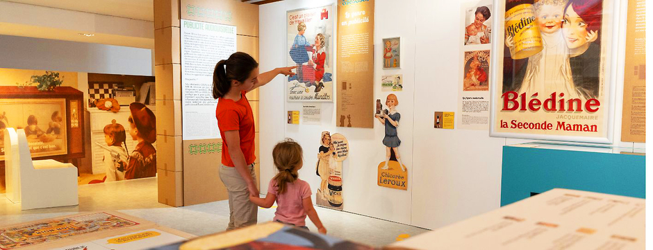 Deux petites filles découvrant l'exposition - Agrandir l'image (fenêtre modale)