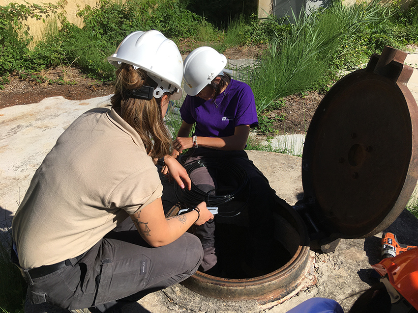 Deux femmes travaillant sur le terrain autour des eaux souterraines - Agrandir l'image (fenêtre modale)