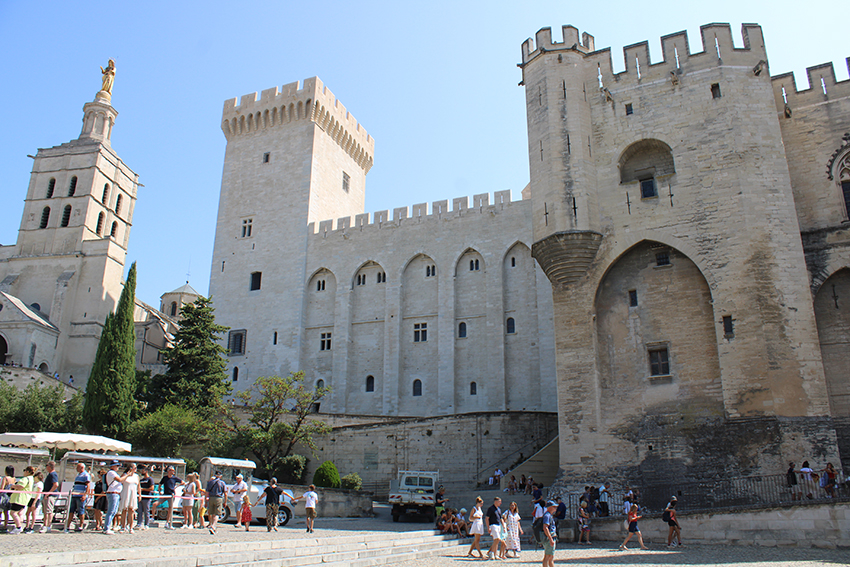 Vue sur le Palais des Papes - Agrandir l'image (fenêtre modale)