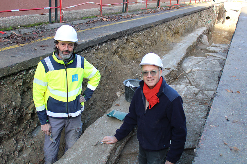 Jean-Marc Mignon, archéologue du Département (à droite), avec Julien Charles du service Patrimoine de la Ville de Vaison-la-Romaine. - Agrandir l'image (fenêtre modale)