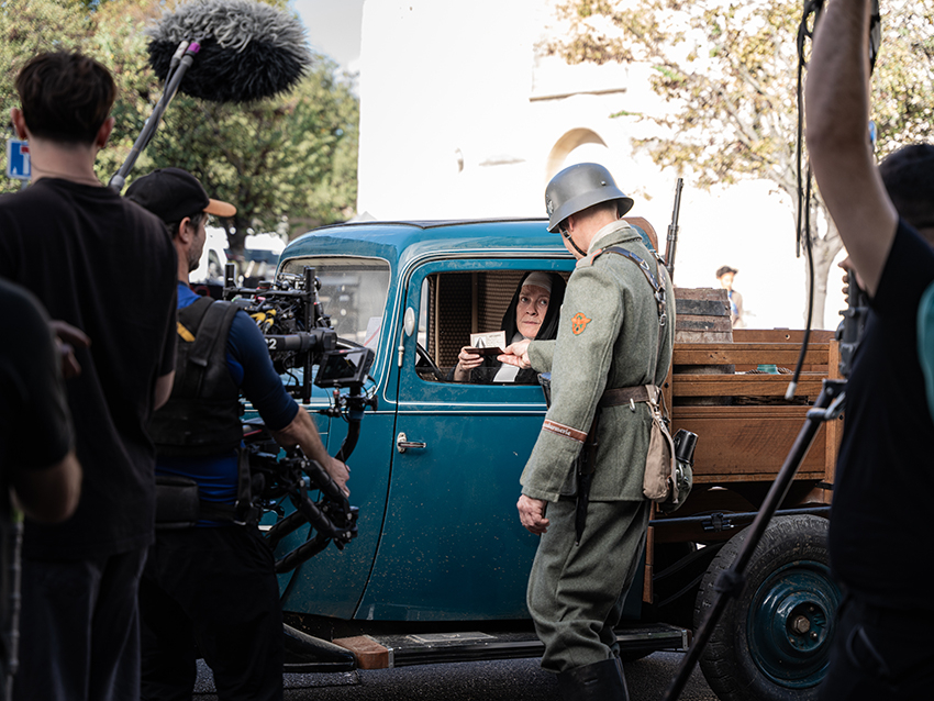 Image pendant le tournage : voiture bleue et soldat - Agrandir l'image (fenêtre modale)