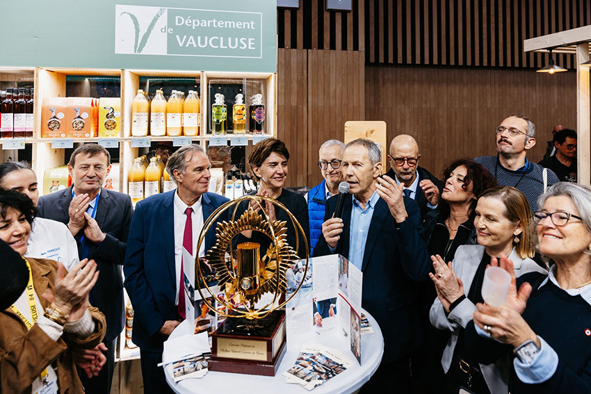 Les personnalités lors de l'inauguration du stand du Vaucluse - Agrandir l'image (fenêtre modale)