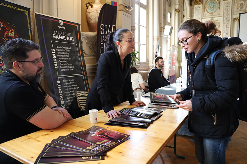 Un stand lors du forum - Agrandir l'image (fenêtre modale)