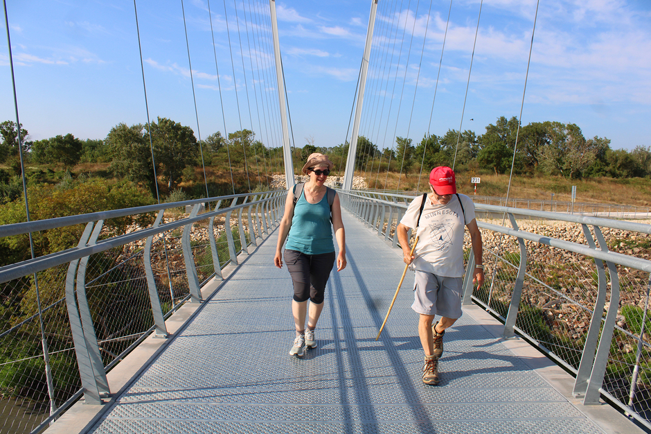 Jean-Pierre a fait découvrir la passerelle à sa fille Marion qui vit à Nancy. - Agrandir l'image (fenêtre modale)