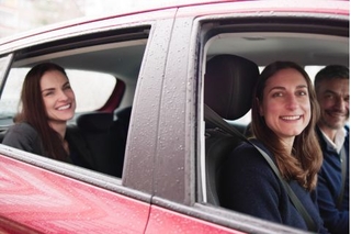 Trois personnes dans une voiture - Agrandir l'image (fenêtre modale)