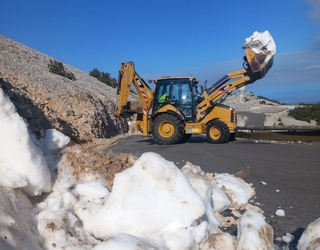 Vue du Mont Ventoux avec une pelleteuse de déneigement - Agrandir l'image (fenêtre modale)