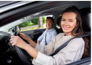 Une femme et un homme assis dans une voiture