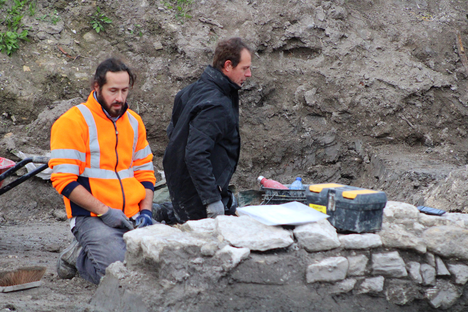 Huit archéologues sont mobilisés sur ce chantier de fouille, qui se tient en centre-ville du Thor, place de Verdun. - Agrandir l'image (fenêtre modale)