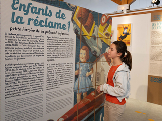 Une jeune fille visitant l'exposition - Agrandir l'image (fenêtre modale)