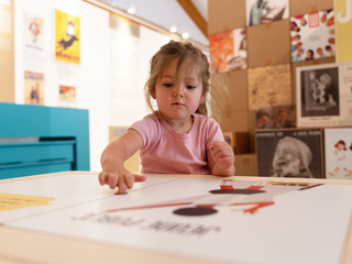 Une petite fille visitant l'exposition - Agrandir l'image (fenêtre modale)