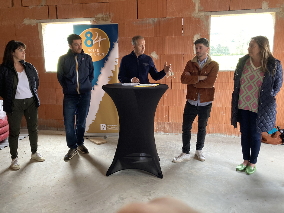 Christian Mounier, Vice-président du Département chargé de l’Agriculture, de l’Eau et de l’Alimentation entouré par des personnes - Agrandir l'image (fenêtre modale)