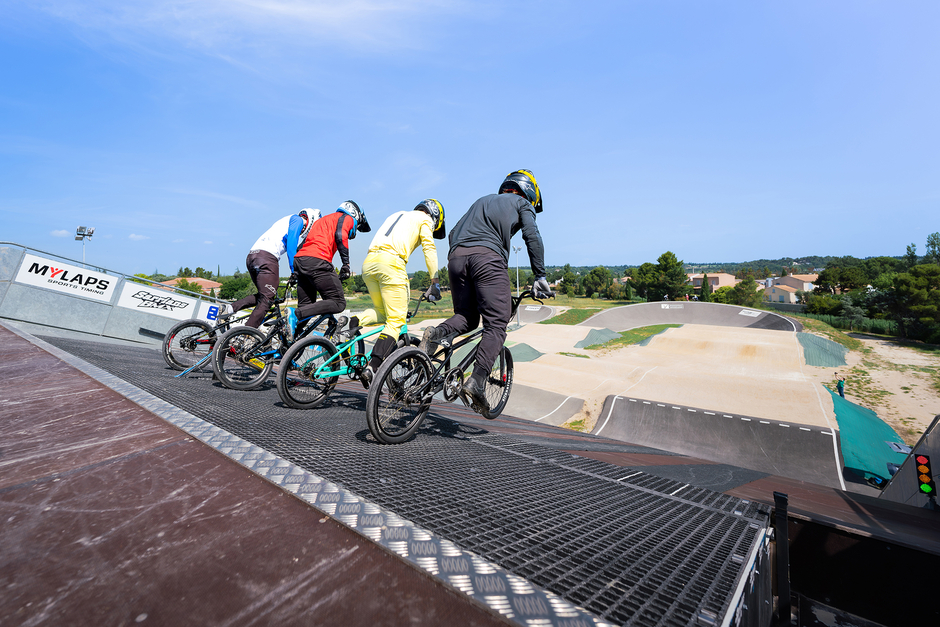 Quatre personnes sur des BMX de dos - Agrandir l'image (fenêtre modale)